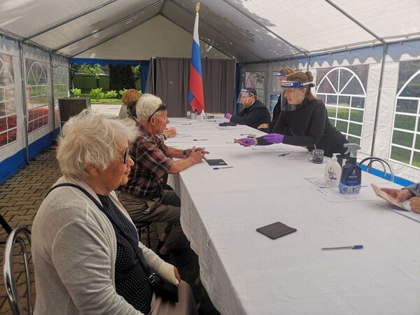 Сильный сосед - это хорошо: почему лиепайчане сегодня за поправки к Конституции РФ Сильный сосед - это хорошо: почему лиепайчане сегодня за поправки к Конституции РФ - Sputnik Латвия