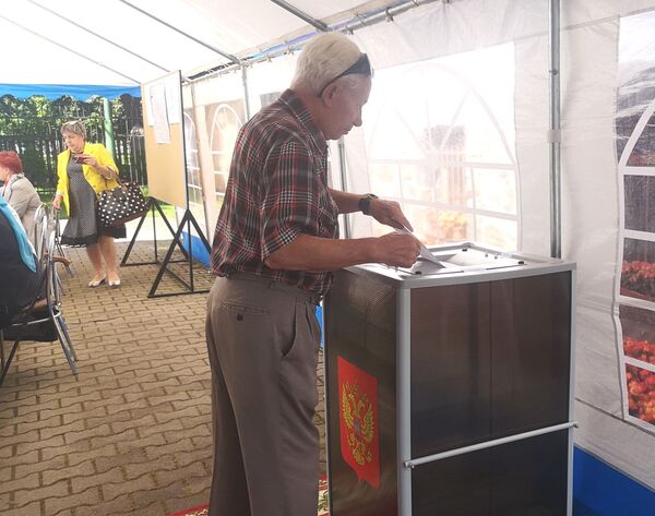 Сильный сосед - это хорошо: почему лиепайчане сегодня за поправки к Конституции РФ Сильный сосед - это хорошо: почему лиепайчане сегодня за поправки к Конституции РФ - Sputnik Латвия