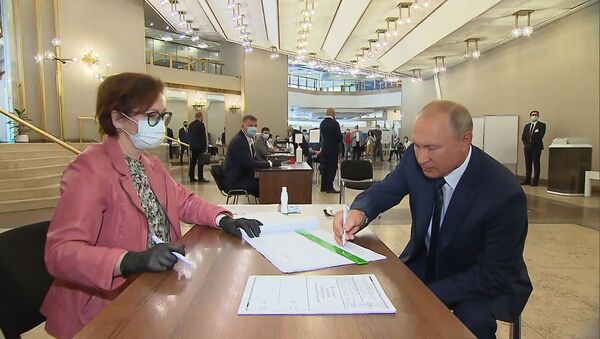 Владимир Путин проголосовал по поправкам к Конституции РФ - Sputnik Латвия
