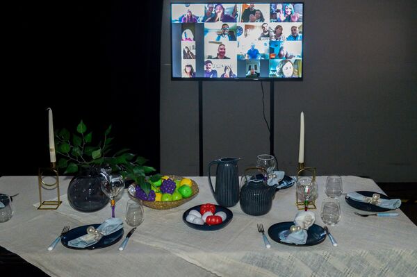 Без поцелуев: в Риге открылась инсталляция-рефлексия на новую коронавирусную реальность - Sputnik Латвия