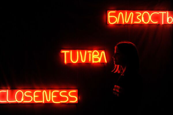 Без поцелуев: в Риге открылась инсталляция-рефлексия на новую коронавирусную реальность - Sputnik Латвия