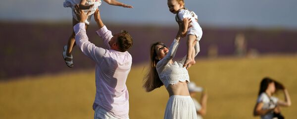 Семья с детьми на лавандовом поле в Крыму - Sputnik Латвия