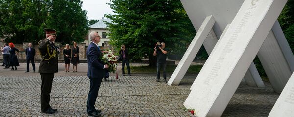 Президент Латвии Эгилс Левитс у мемориала памяти жертв Холокоста - Sputnik Латвия