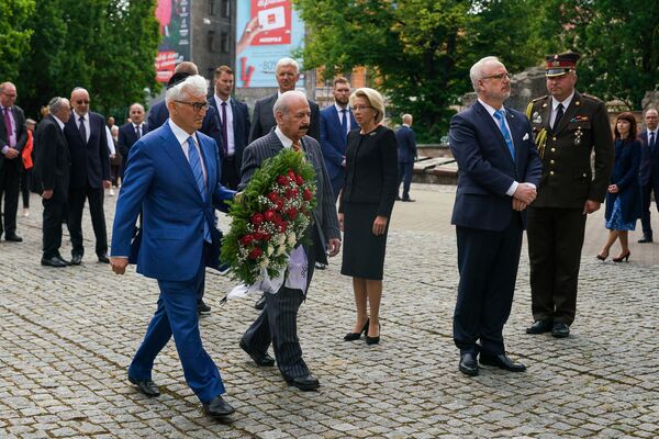 Представители Еврейской общины Латвии возлагают цветы к мемориалу памяти жертв Холокоста  - Sputnik Латвия
