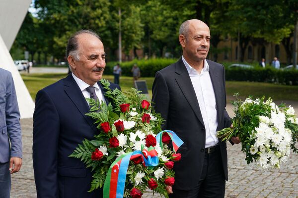 Посол Азербайджана в Латвии Джаваншир Ахундов и экс-мэр Риги Олег Буров - Sputnik Латвия