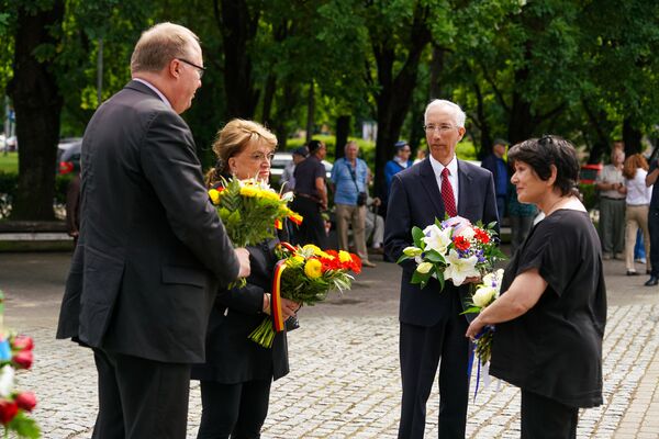 Посол Германии в Латвии Николай фон Шепф (слева), посол США в Латвии Джон Карвайл и посол Израиля в Латвии Орли Гил (справа) - Sputnik Латвия