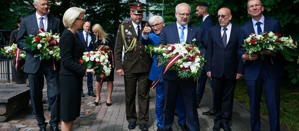 Траурное мероприятие у стен сгоревшей Рижской хоральной синагоги в День памяти жертв геноцида еврейского народа - Sputnik Латвия