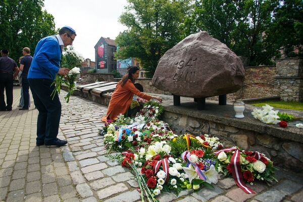 Расстрел евреев стал привычным, как жарка котлет: Латвии нельзя забывать Холокост - Sputnik Латвия