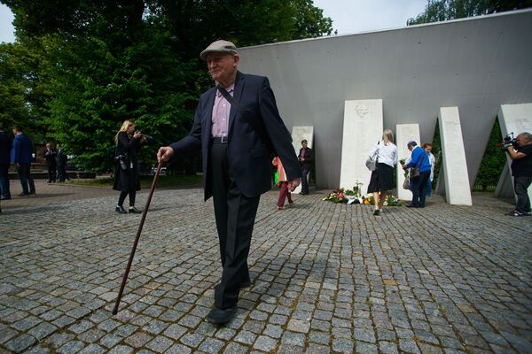 Расстрел евреев стал привычным, как жарка котлет: Латвии нельзя забывать Холокост - Sputnik Латвия