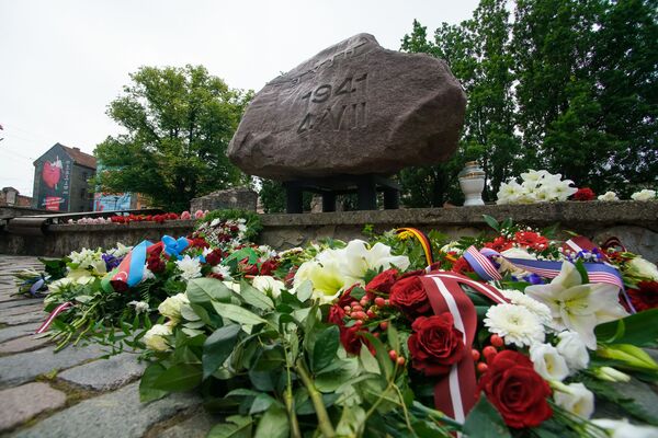 Расстрел евреев стал привычным, как жарка котлет: Латвии нельзя забывать Холокост - Sputnik Латвия