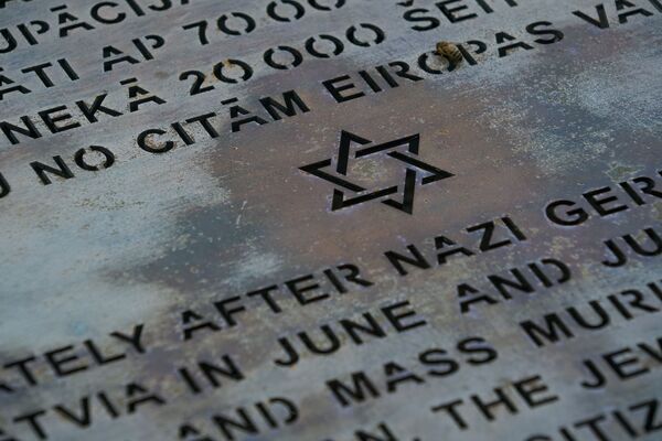 Памятный знак у стен сгоревшей Рижской хоральной синагоги - Sputnik Латвия