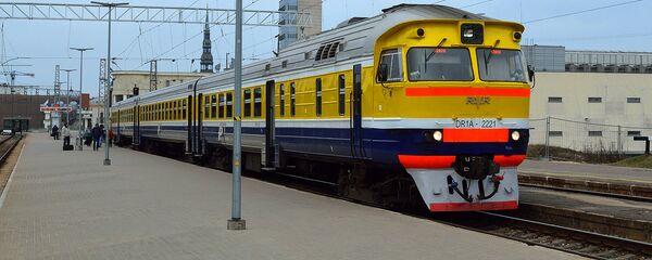 Поезд в Латвии на вокзале Поезд в Латвии на вокзале - Sputnik Latvija