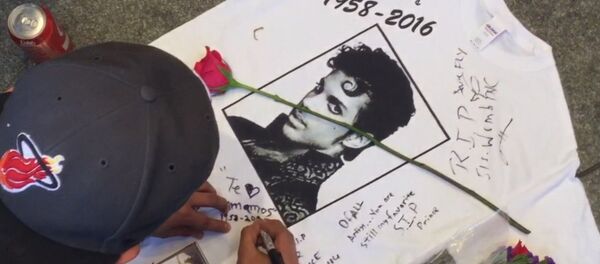 Поклонники Принса в память о музыканте танцевали и пели его песни в Нью-Йорке Поклонники Принса в память о музыканте танцевали и пели его песни в Нью-Йорке - Sputnik Latvija