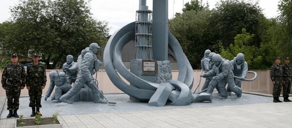 Монумент Тем, кто спас мир в Чернобыле, посвящен пожарным-ликвидаторам последствий катастрофы. - Sputnik Латвия