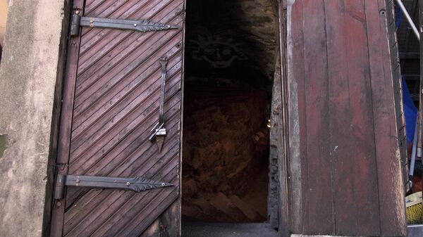 Вход в подземелья, где в средневековье была тюрьма Вход в подземелья, где в средневековье была тюрьма - Sputnik Латвия