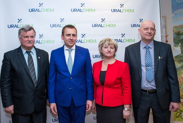 Генеральный директор Уралхим Дмитрий Коняев с удовольствием сфотографировался с стипендиатами компании - директорами благотворительного фонда и вецмилгрависких средних школ - Sputnik Латвия