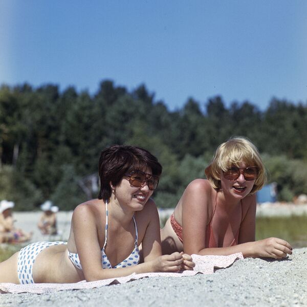 Девушки на пляже дома отдыха Зерендинский, 1981 год - Sputnik Латвия