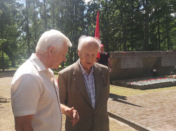 Воины целовали родную землю: в Латвии вспомнили начало освобождения от нацистов - Sputnik Латвия