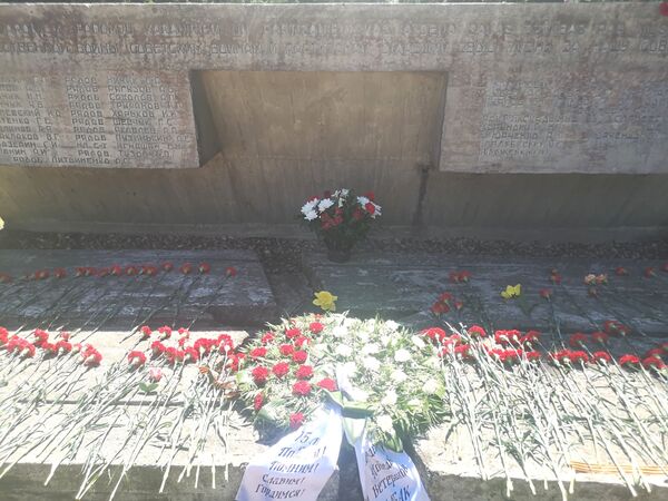 Воины целовали родную землю: в Латвии вспомнили начало освобождения от нацистов - Sputnik Латвия