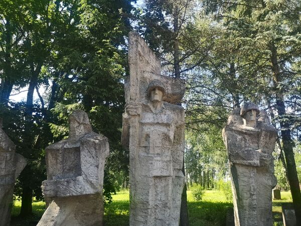 Воины целовали родную землю: в Латвии вспомнили начало освобождения от нацистов - Sputnik Латвия