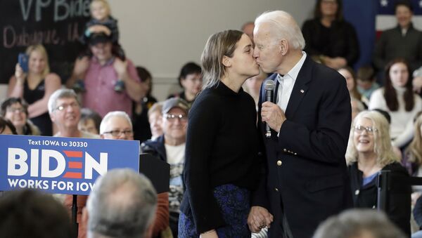 Кандидат в президенты от Демократической партии, бывший вице-президент Джо Байден целует свою внучку Финнеган Байден во время предвыборного выступления, 2020 год - Sputnik Latvija