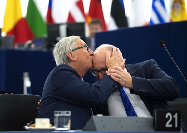  Председатель Еврокомиссии Жан-Клод Юнкер целует вице-председателя Еврокомиссии Франса Тиммерманса, 2017 год - Sputnik Латвия