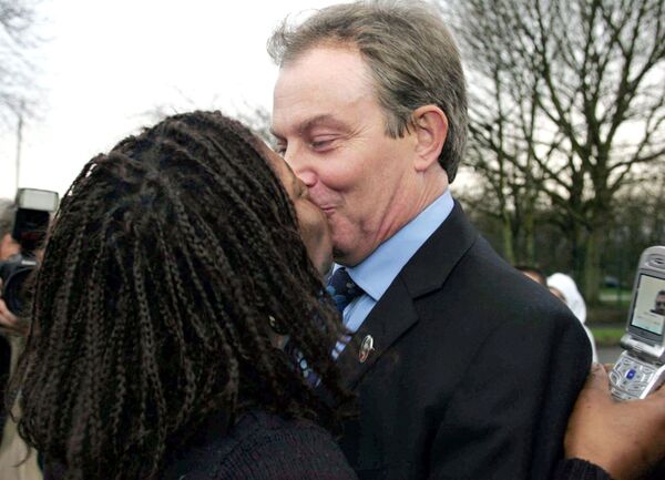 Премьер-министр Великобритании Тони Блэр во время поцелуя с  Джин Петерсон, 2005 год. - Sputnik Латвия