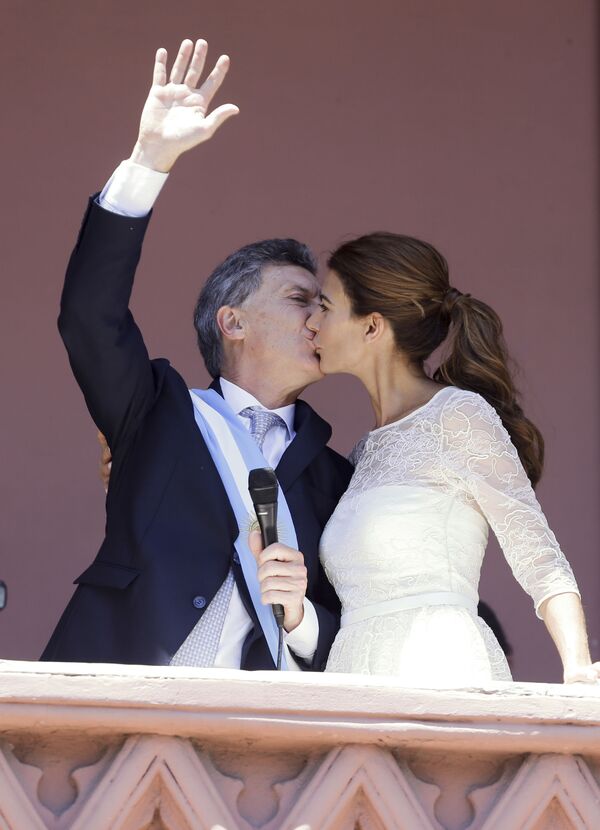 Президент Аргентины Маурисио Макри целует свою жену на балконе, 2015 год  - Sputnik Латвия