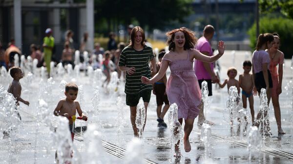 Девушки у фонтана в жаркий день в парке искусств Музеон в Москве - Sputnik Латвия