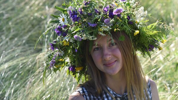 Девушка во время праздника Ивана Купалы на Украине - Sputnik Латвия