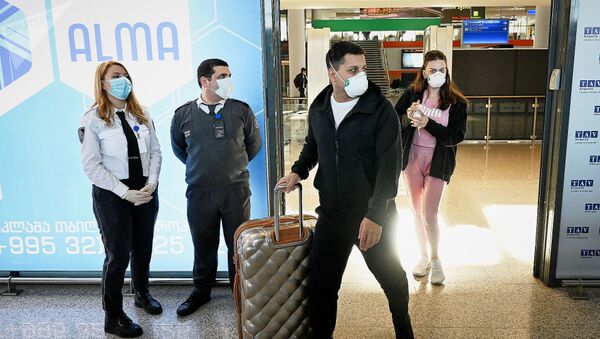 Пассажиры и персонал в терминале прибытия аэропорта Тбилиси - Sputnik Латвия