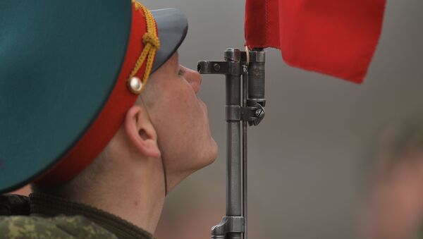 Участник военного парада 9 мая. Архивное фото - Sputnik Латвия