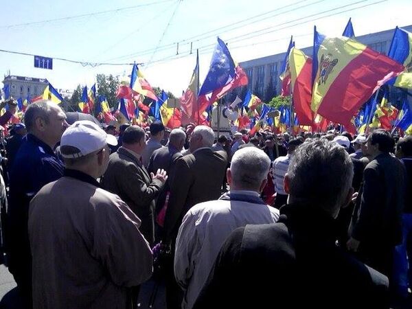 Акция протеста в Кишиневе, 24 апреля 2016 Акция протеста в Кишиневе, 24 апреля 2016 - Sputnik Латвия
