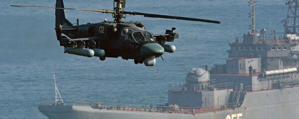 Вертолет Ка-52 Аллигатор и большой десантный корабль (БДК) Адмирал Невельской Вертолет Ка-52 Аллигатор и большой десантный корабль (БДК) Адмирал Невельской - Sputnik Latvija