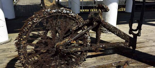 Велосипед поднятый со дна, выглядит как реквизит фантастического фильма Велосипед поднятый со дна, выглядит как реквизит фантастического фильма - Sputnik Latvija