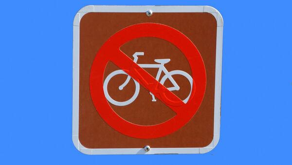 Zīme Braukt ar velosipēdu aizliegts. Foto no arhīva - Sputnik Latvija