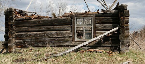 Полуразрушенный дом в отселенной деревне - Sputnik Латвия