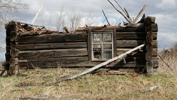 Полуразрушенный дом в отселенной деревне - Sputnik Латвия
