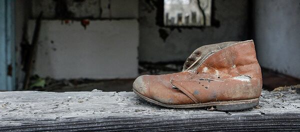 Детский ботинок на подоконнике дома деревни Ломачи, отселенной в 1990-1991 годах - Sputnik Latvija