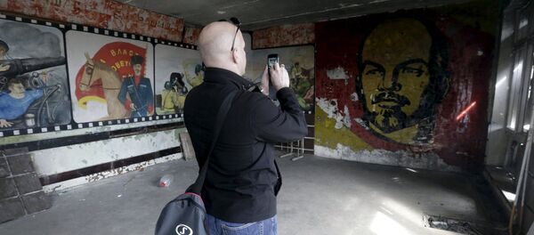 Плакаты советской пропаганды в Скрундской радиолокационной станции Плакаты советской пропаганды в Скрундской радиолокационной станции - Sputnik Латвия