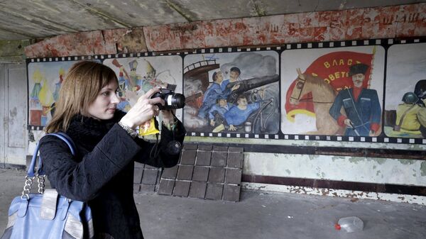 Плакаты с советской пропагандой в городе-призраке в Скрунде - Sputnik Латвия