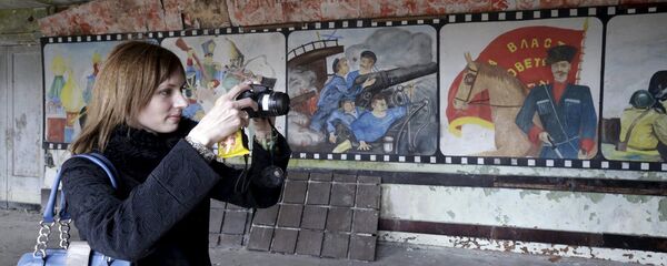 Плакаты с советской пропагандой в городе-призраке в Скрунде - Sputnik Латвия