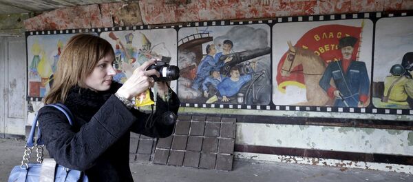 Плакаты с советской пропагандой в городе-призраке в Скрунде - Sputnik Латвия