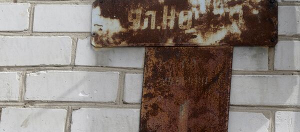 Ржавая табличка с названием улицы на стене заброшенного жилого дома в Скрунде - Sputnik Латвия