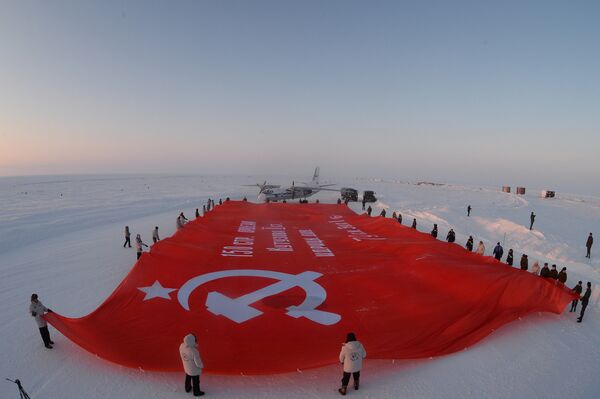 Знамя Победы развернуто на Северном полюсе - Sputnik Латвия