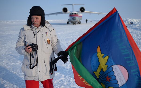 Знамя Победы развернуто на Северном полюсе - Sputnik Латвия
