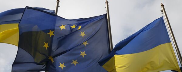 Флаги Украины и ЕС Флаги Украины и ЕС - Sputnik Latvija