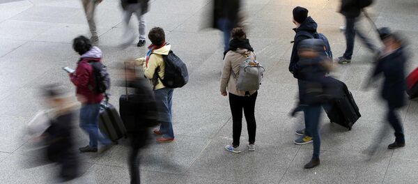 Пассажиры пребывают на железнодорожный вокзал в Мюнхене - Sputnik Латвия