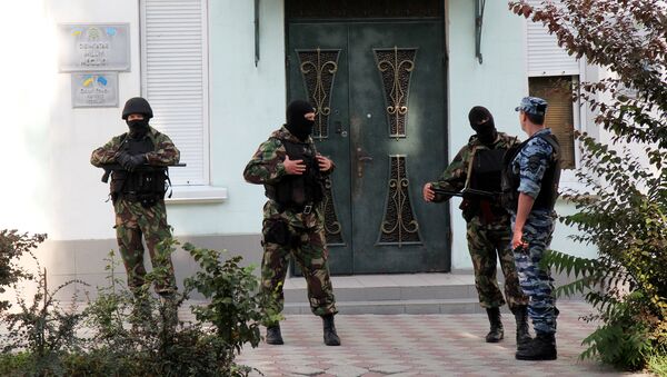 Сотрудники правоохранительных органов около центрального офиса крымско-татарского меджлиса - Sputnik Латвия
