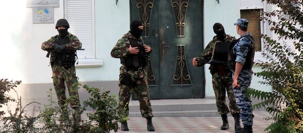 Сотрудники правоохранительных органов около центрального офиса крымско-татарского меджлиса Сотрудники правоохранительных органов около центрального офиса крымско-татарского меджлиса - Sputnik Латвия